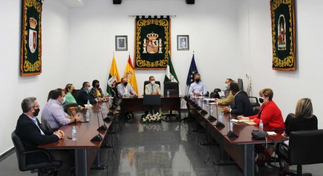 foto de Reunión entre Salud y los Ayuntamientos del Guadalhorce para hacer frente al mosquito que transmite el virus del Nilo