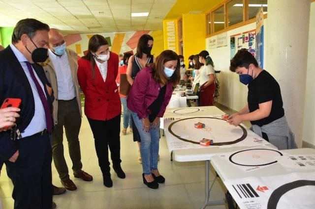 foto de La viceconsejera de Educación María del Carmen Castillo visita el colegio Flor de Azahar