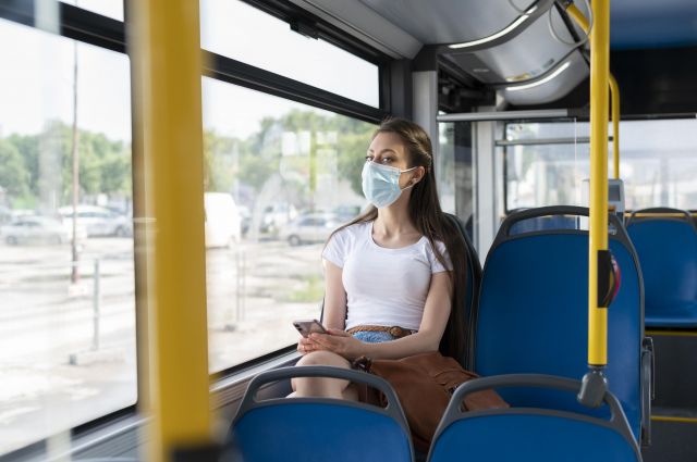 foto de La mascarilla seguirá siendo obligatoria en los transportes, centros sanitarios, residencias y farmacias