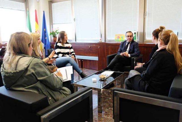 foto de La Junta se reúne con CEIP Los Remedios para seguimiento de su estado