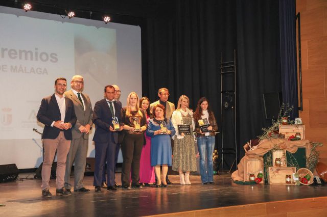 foto de Josefa Burgos, Guadalupe Montejo y Canal Sur RTVA los galardonados en la VII Gala Premios DOP Aceituna Aloreña de Málaga