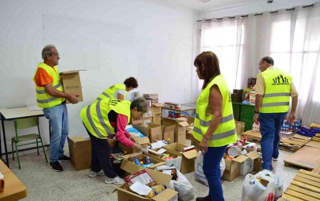 foto de Entrega de chalecos identificativos a los voluntarios del Área de Bienestar Social, para dar una mayor atención a los usuarios