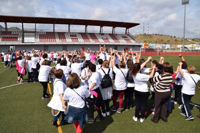 foto de Más de 150 personas se dieron cita el pasado sábado para participar en la Marcha Vecinal en Apoyo a la Investigación del Cáncer