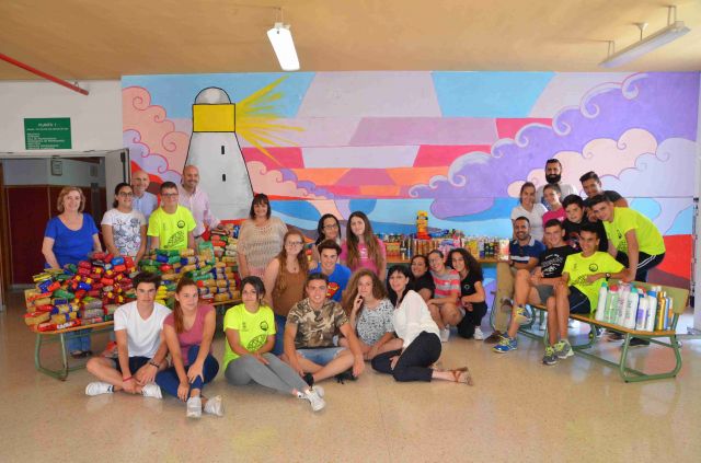 foto de Entrega de alimentos y productos al Área de Bienestar Social por los estudiantes del IES Valle del Azahar