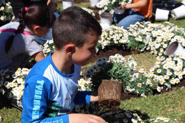 foto de El evento “Plantando Vida” reúne a vecinos de todas las edades para colaborar en la lucha contra el cáncer