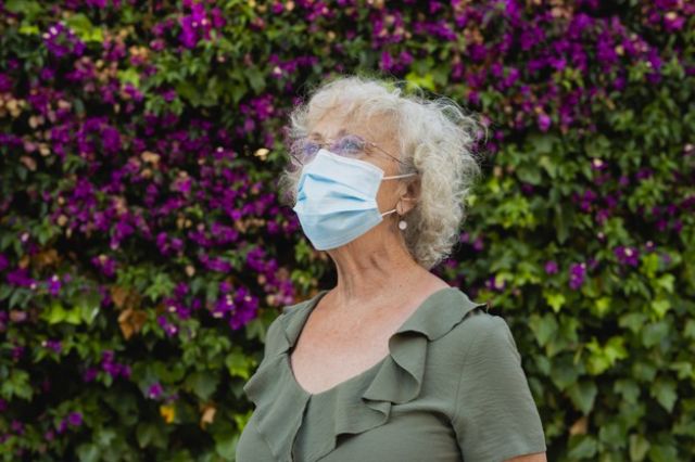 foto de La Junta reparte un segundo lote de mascarillas quirúrgicas entre mayores de 65 años y pensionistas