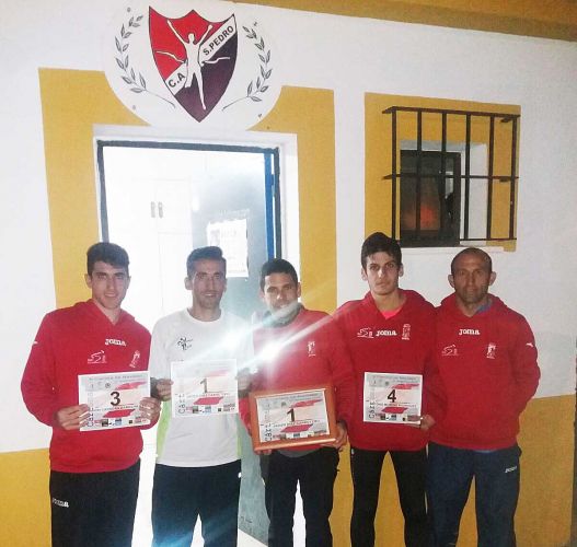 foto de Entrega del dorsal número 1 para la X Carrera de Navidad al atleta Javier Díaz Carretero