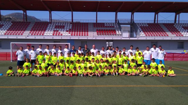 foto de El futbolista Dani Pacheco y el árbitro Diego Barbero visitan el campus de fútbol