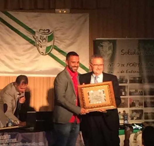 foto de La Escuela Municipal de Fútbol de Cártama recibe una distinción de manos del CEDIFA