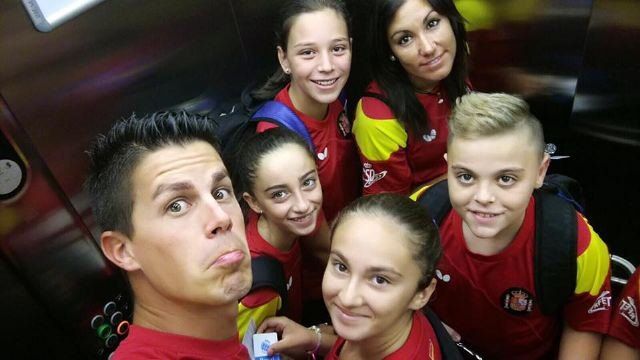 foto de Yanira Sánchez y Eva Vega con la Selección Española de tenis de mesa en el Campeonato de Europa minicadet y mini mini cadet