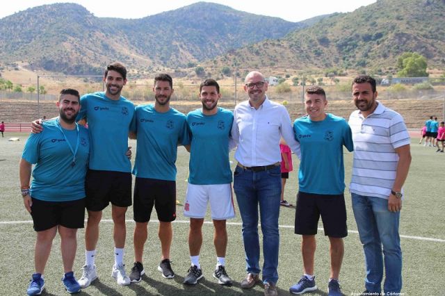 foto de Dani Pacheco, Álvaro Cejudo y Francisco Portillo visitan el campus de fútbol