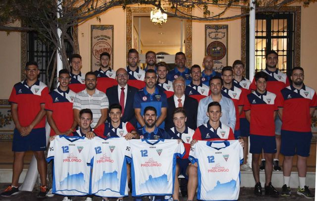 foto de CD Cártama entrega los carnés de socio y la camiseta de equipación de esta temporada