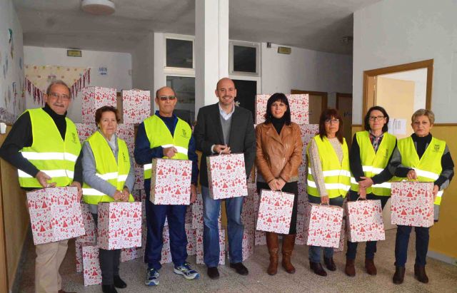 foto de Bienestar Social reparte 60 lotes navideños entre las familias más desfavorecidas del municipio