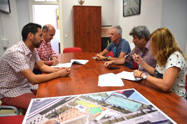 foto de Firmado el contrato para el parque la Ciudad Deportiva