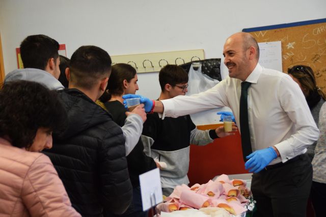 foto de Más de 100 litros de aceite y 6.000 piezas de pan para celebrar el Día de Andalucía