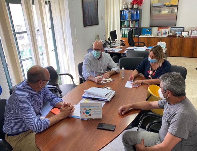 foto de Reunión con el Consorcio de Residuos para tratar la problemática de la basura depositada fuera de los contenedores en Cártama