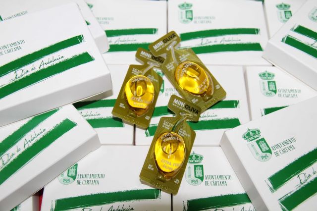 foto de 18.000 monodosis de aceite de oliva para conmemorar el Día de Andalucía