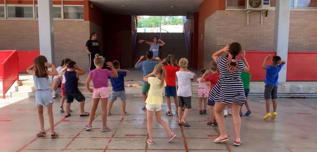 foto de 40 menores asisten a la Escuela de Verano de Bienestar Social Cártama